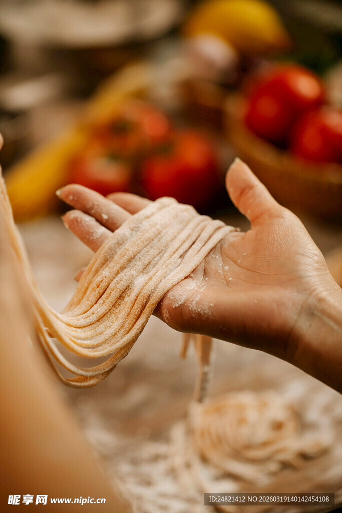 手工制作面条的温馨瞬间