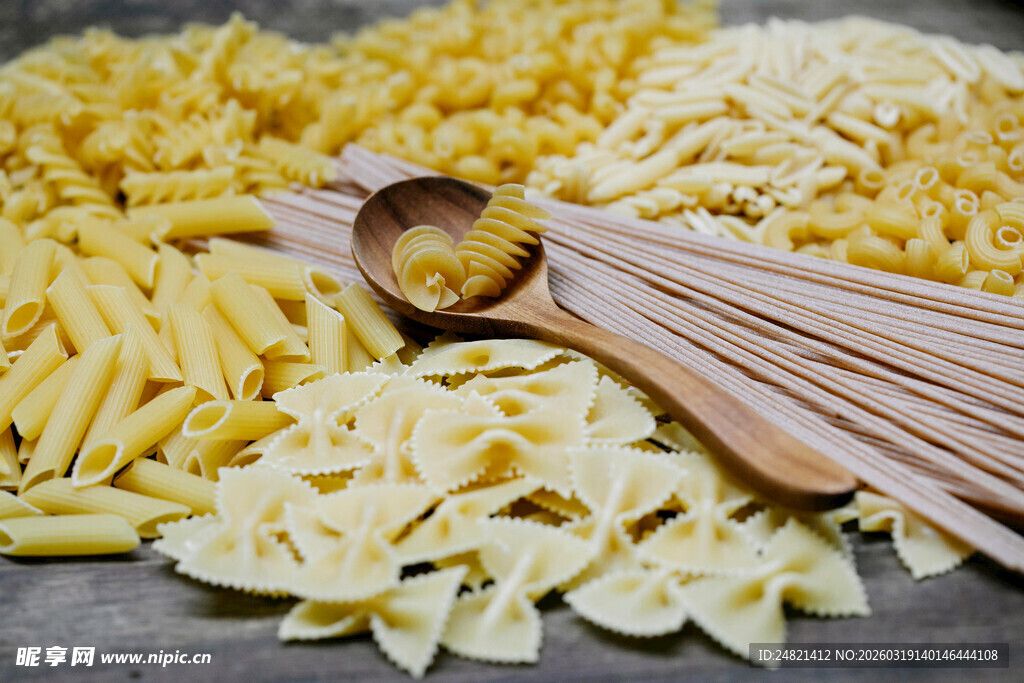 多样意大利面与木勺特写