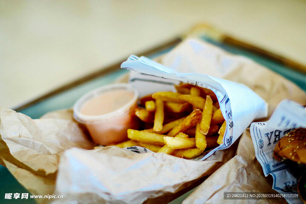 美味薯条搭配蘸酱