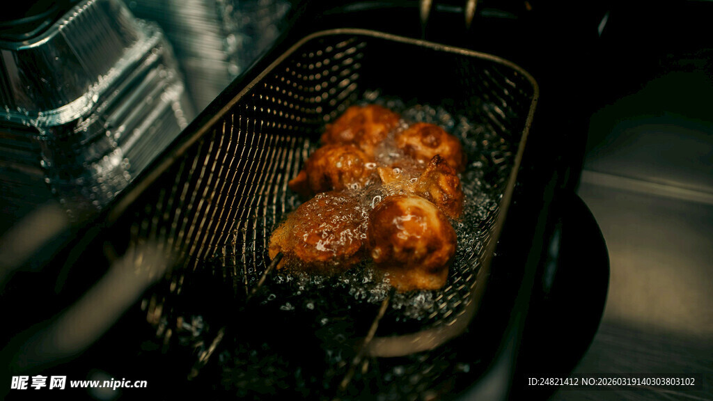 烤箱中烤制的美味鸡肉