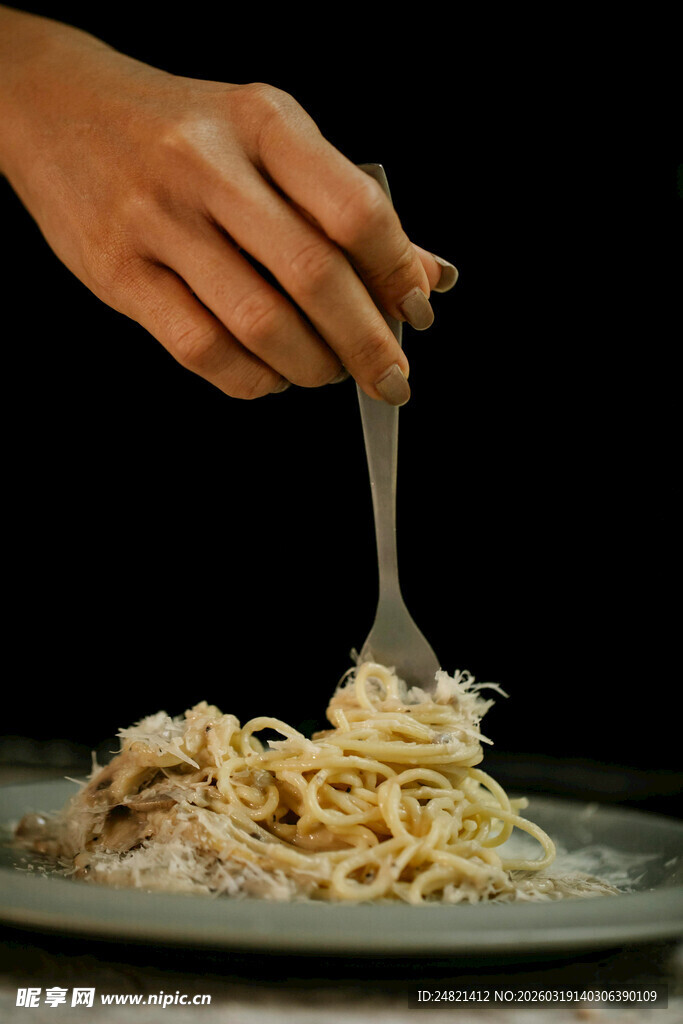 手叉美味意大利面