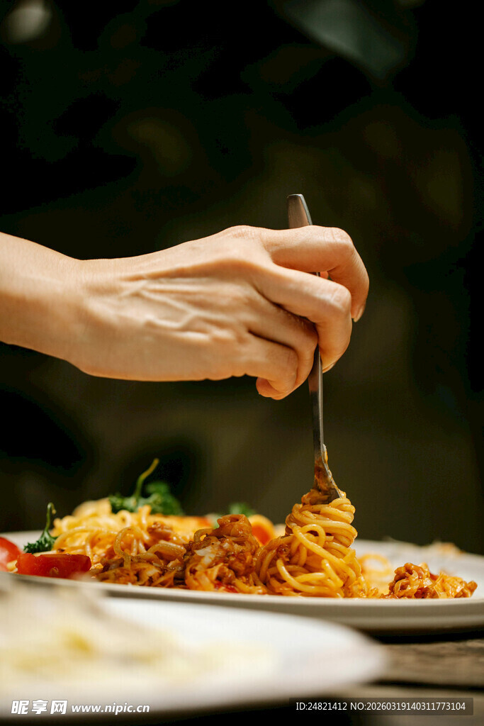 手取美味佳肴瞬间