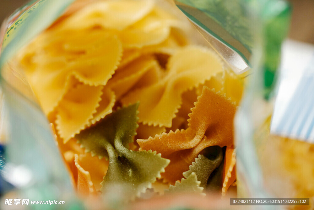 玻璃罐中的多彩蝴蝶面