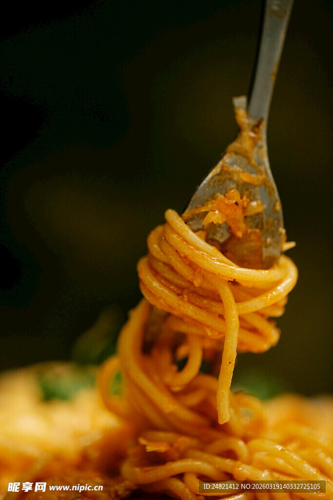 美味意大利面被叉子卷起