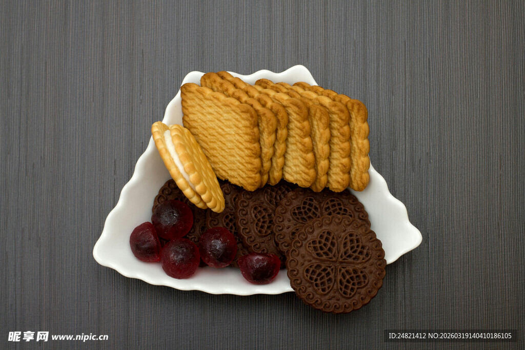 多样饼干搭配新鲜葡萄
