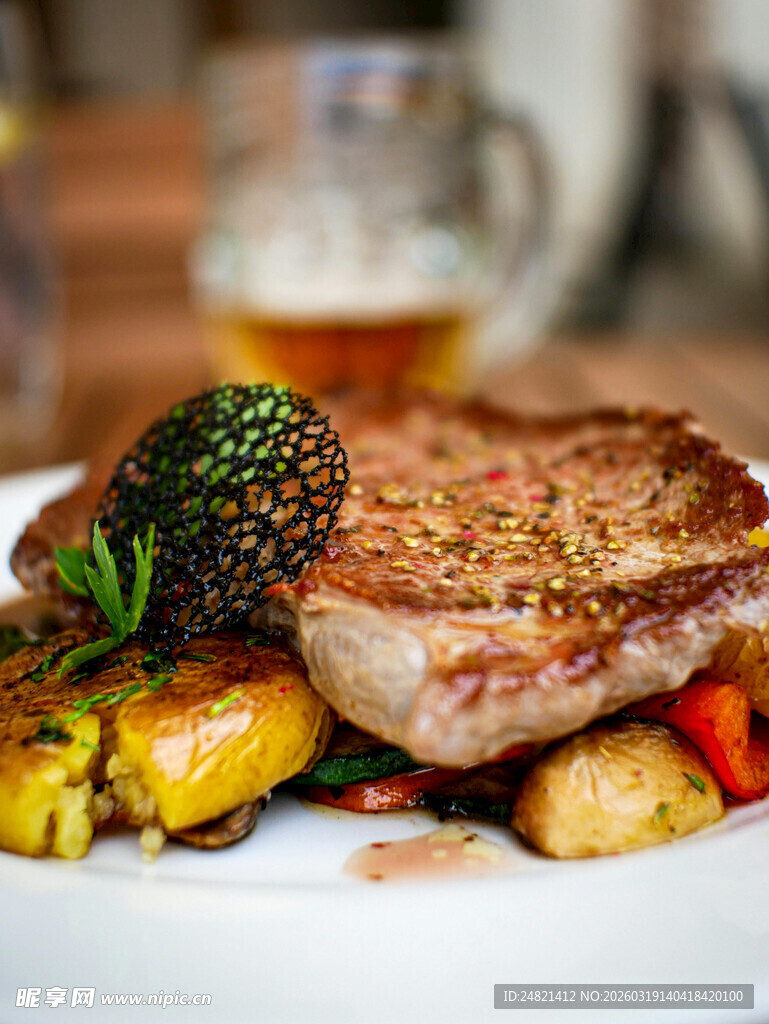 美味牛排配多彩蔬菜