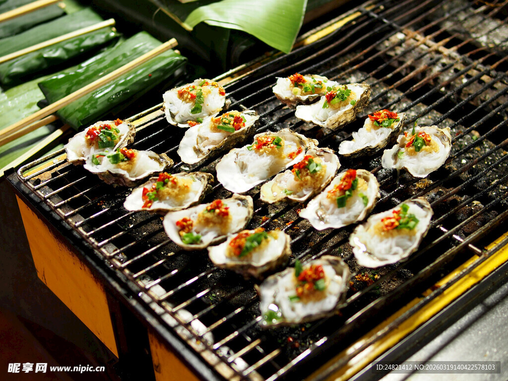 烤架上的美味蒜蓉烤生蚝