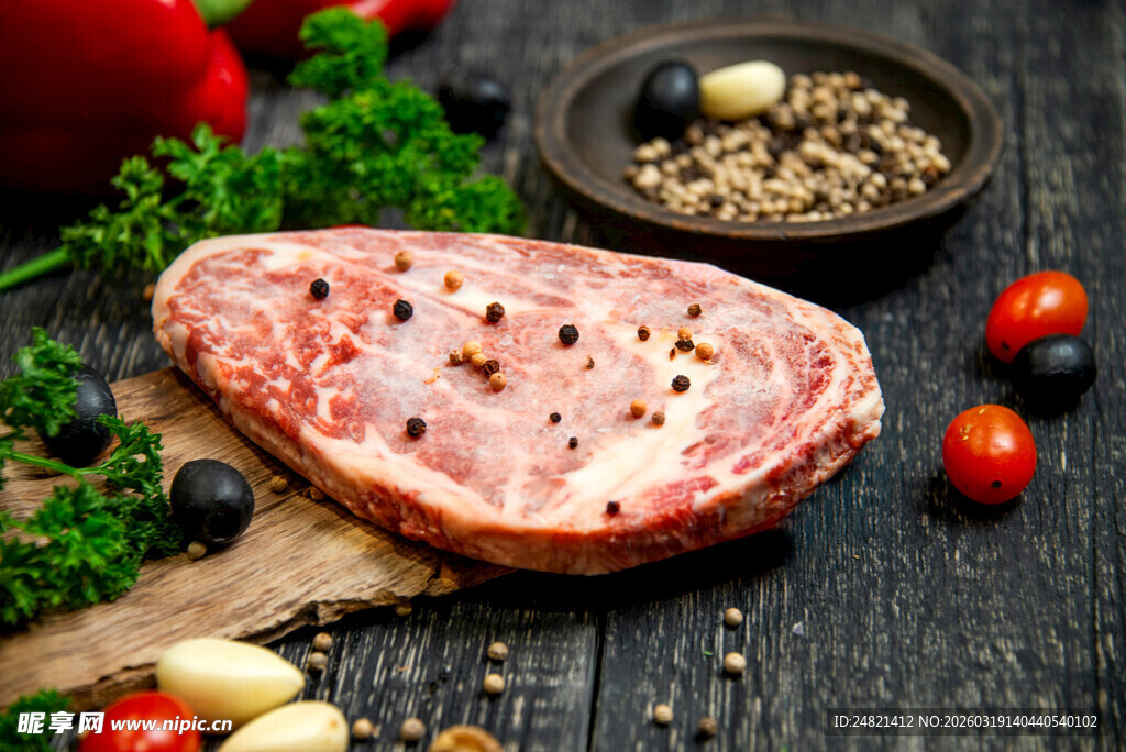 新鲜生牛排与多样食材