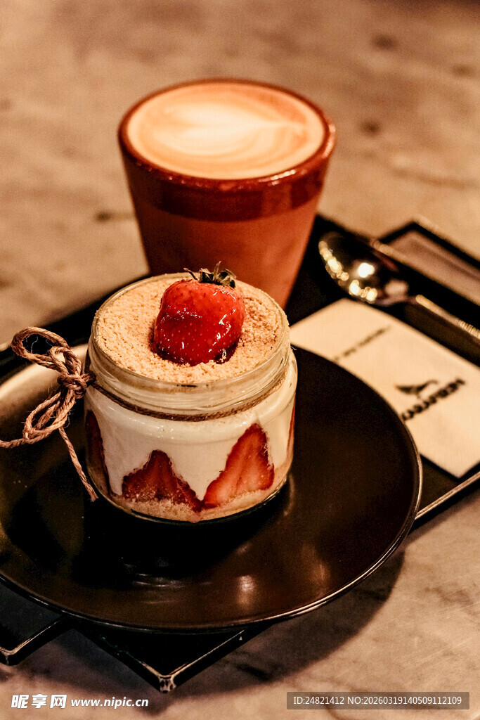 精致甜点与咖啡组合