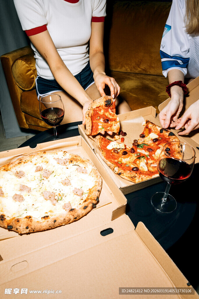 朋友共享美味披萨时刻