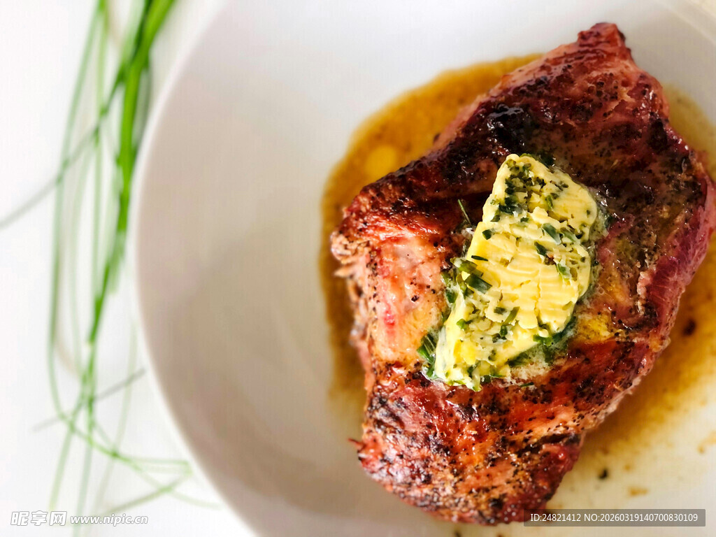 香煎牛排配黄油香草