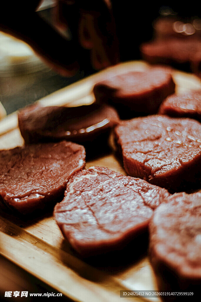 切片巧克力摆放在木托盘上