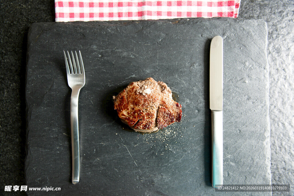 牛排配餐具的精致摆盘