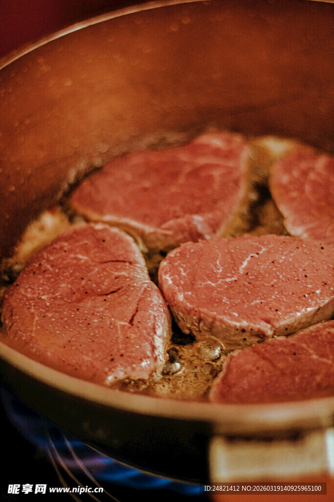 锅中煎制的美味牛排