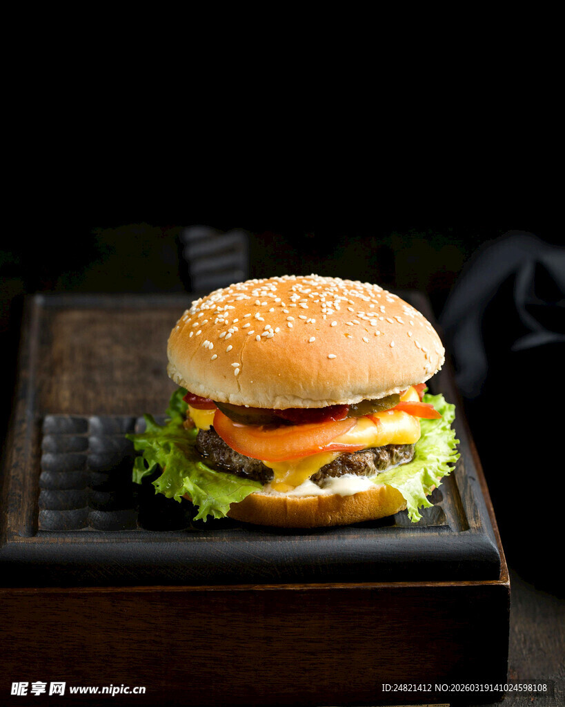 美味汉堡置于古朴木盘上