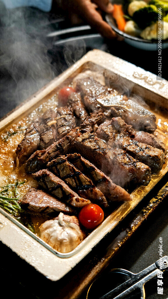 烤盘上的美味多汁牛排