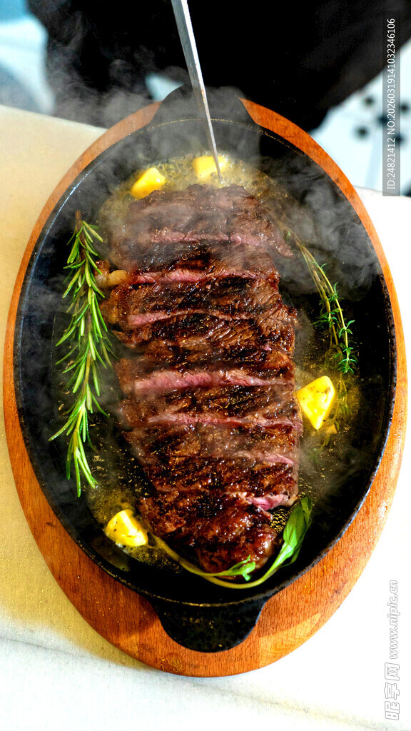 铁板上的鲜嫩多汁牛排