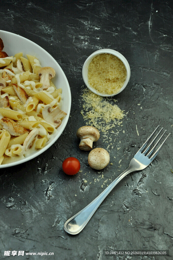 美味意面与佐料餐具