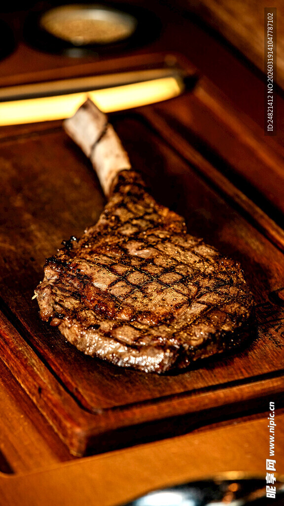 美味烤牛排置于木盘上