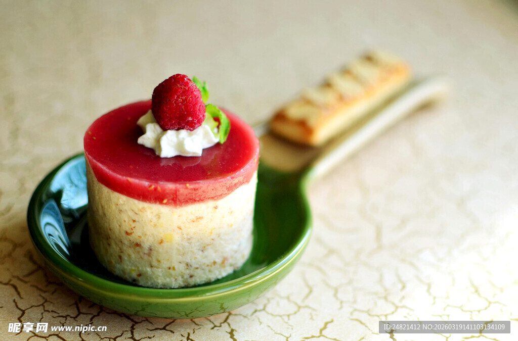 草莓点缀的精致分层甜点