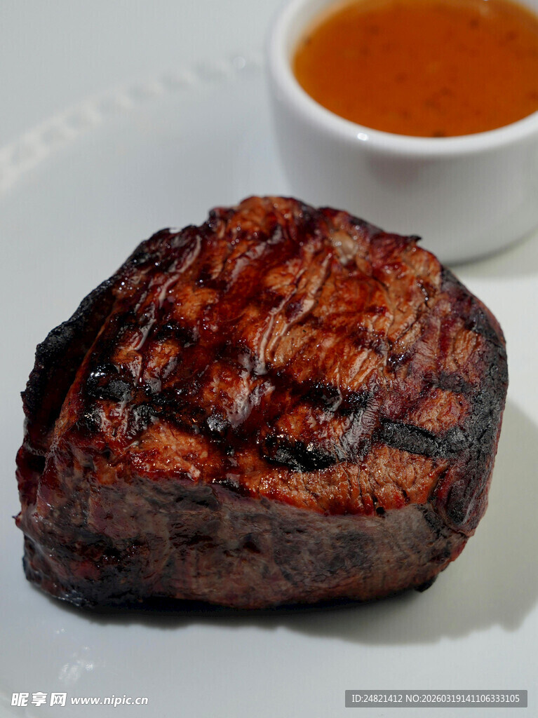 美味烤制牛排配蘸酱