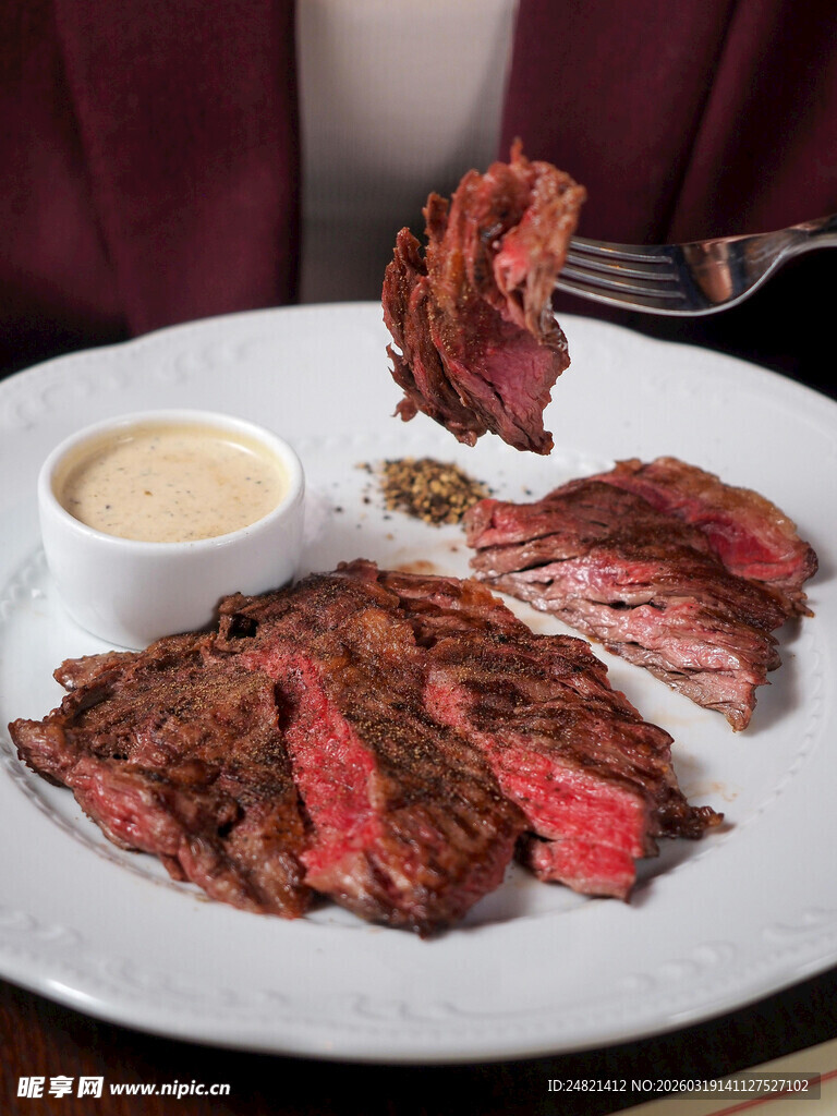 美味多汁牛排搭配蘸酱