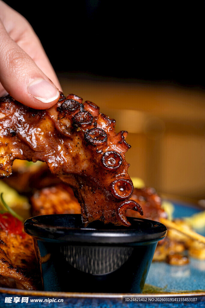 手抓美味烤章鱼