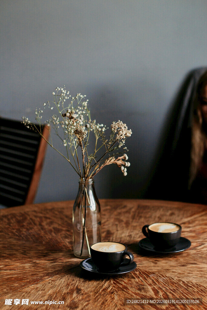 木质桌上的咖啡与干花装饰