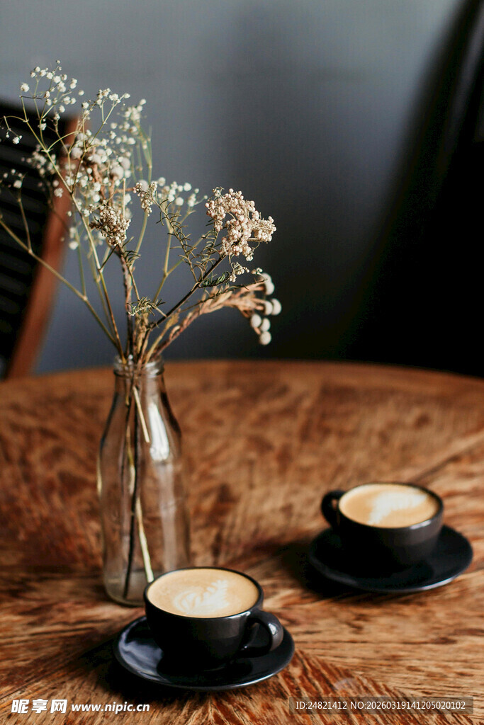 木质桌上的咖啡与干花