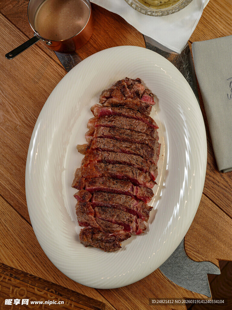 美味多汁的切片牛排