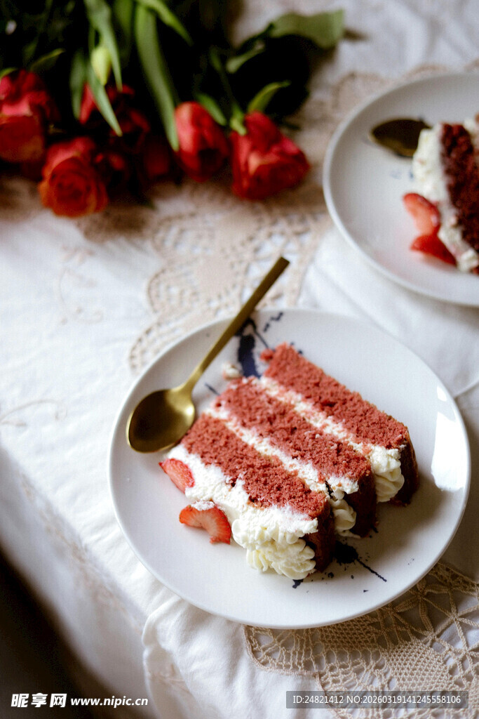美味草莓蛋糕摆盘特写