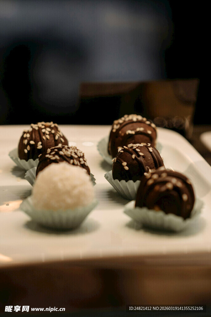 美味巧克力裹冰淇淋球