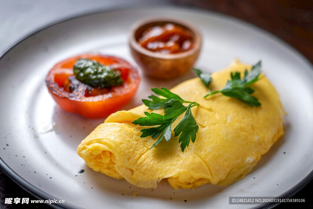 美味蛋包饭配两碟酱料
