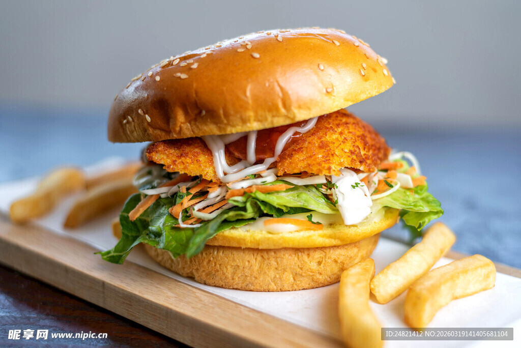 美味鸡肉汉堡配金黄薯条