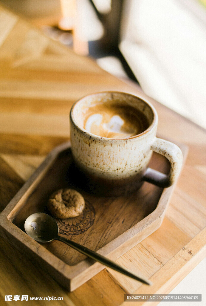 木托盘上的温馨咖啡时光