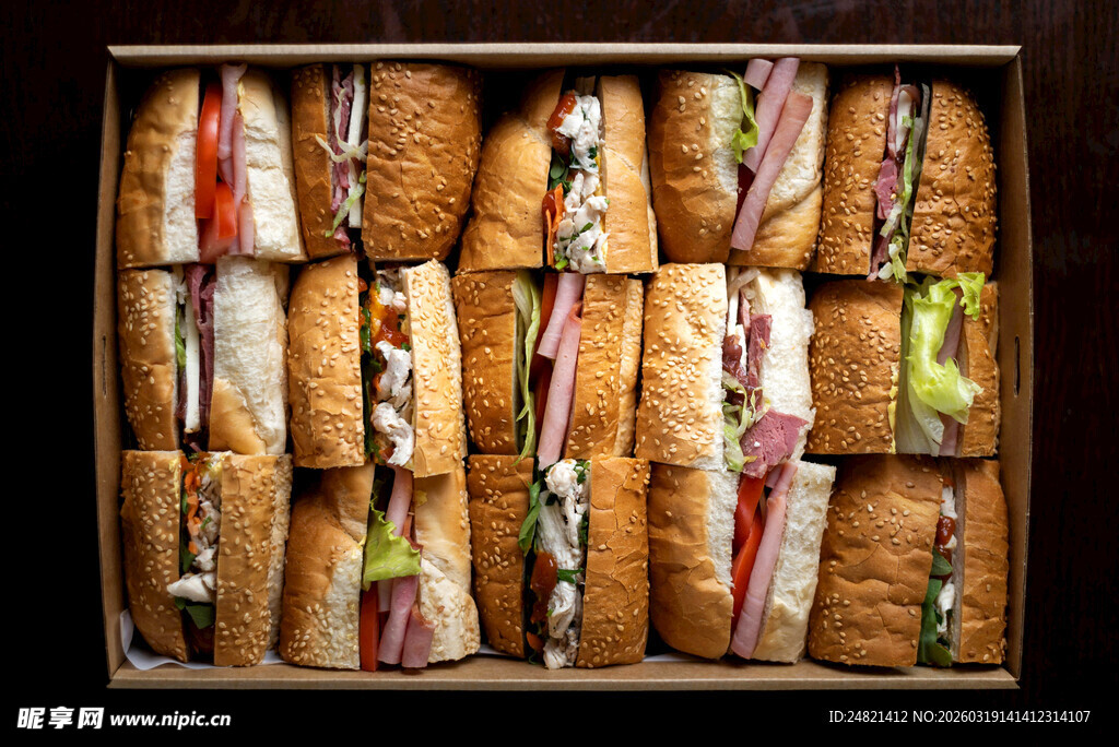 多样美味三明治整齐排列