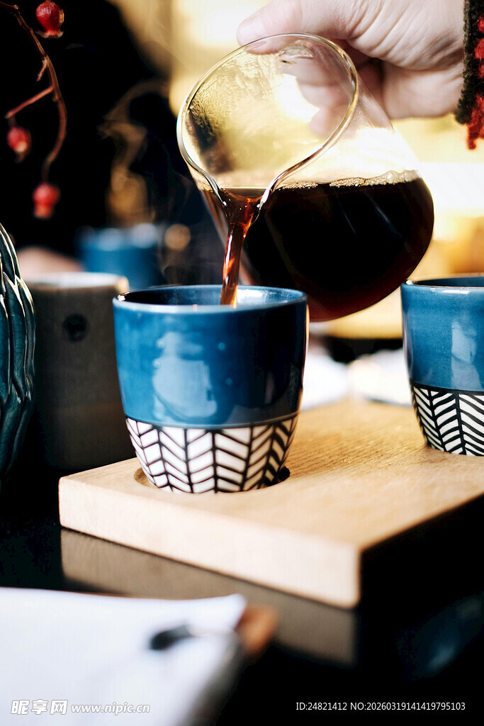 手冲咖啡倒入精致小杯中