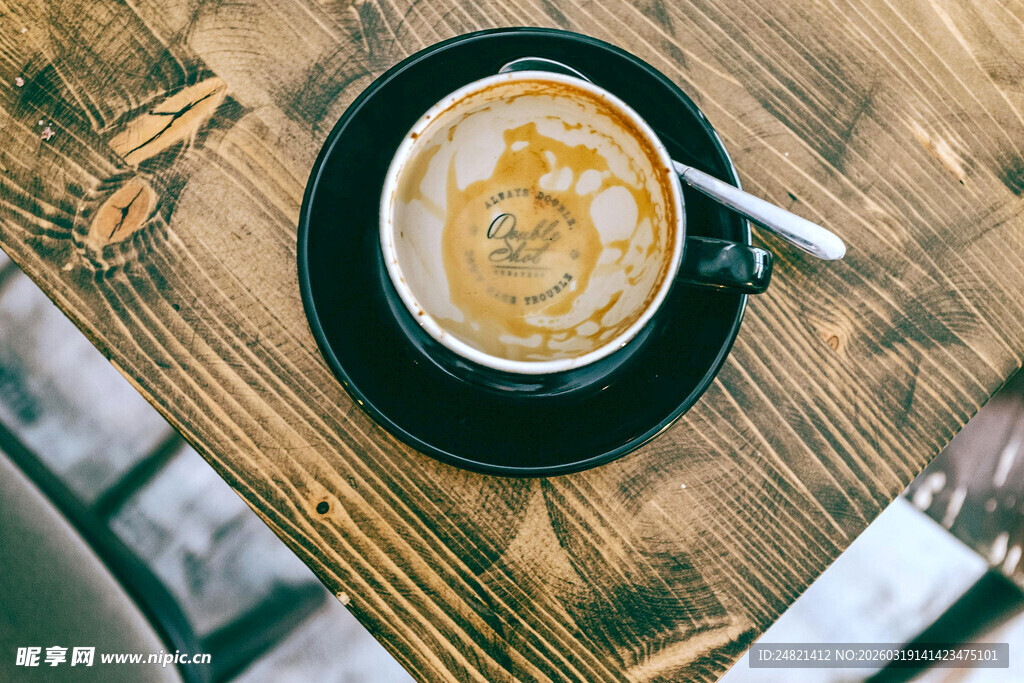 木质桌上的精美拉花咖啡