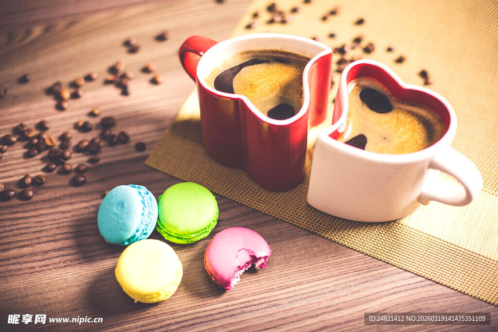 温馨咖啡与多彩马卡龙