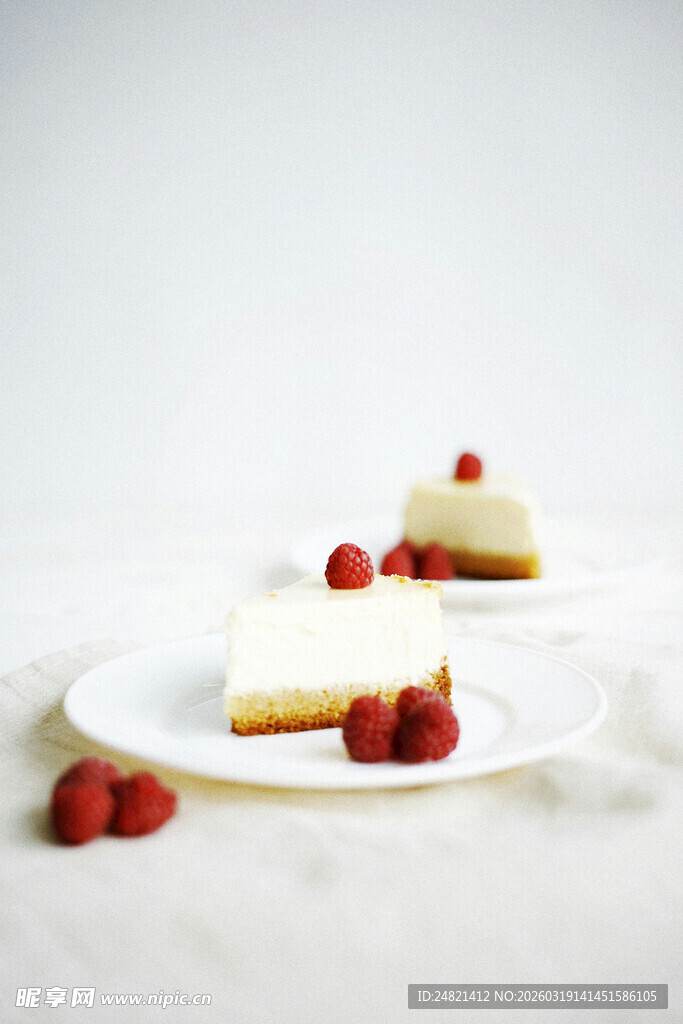美味芝士蛋糕配新鲜树莓