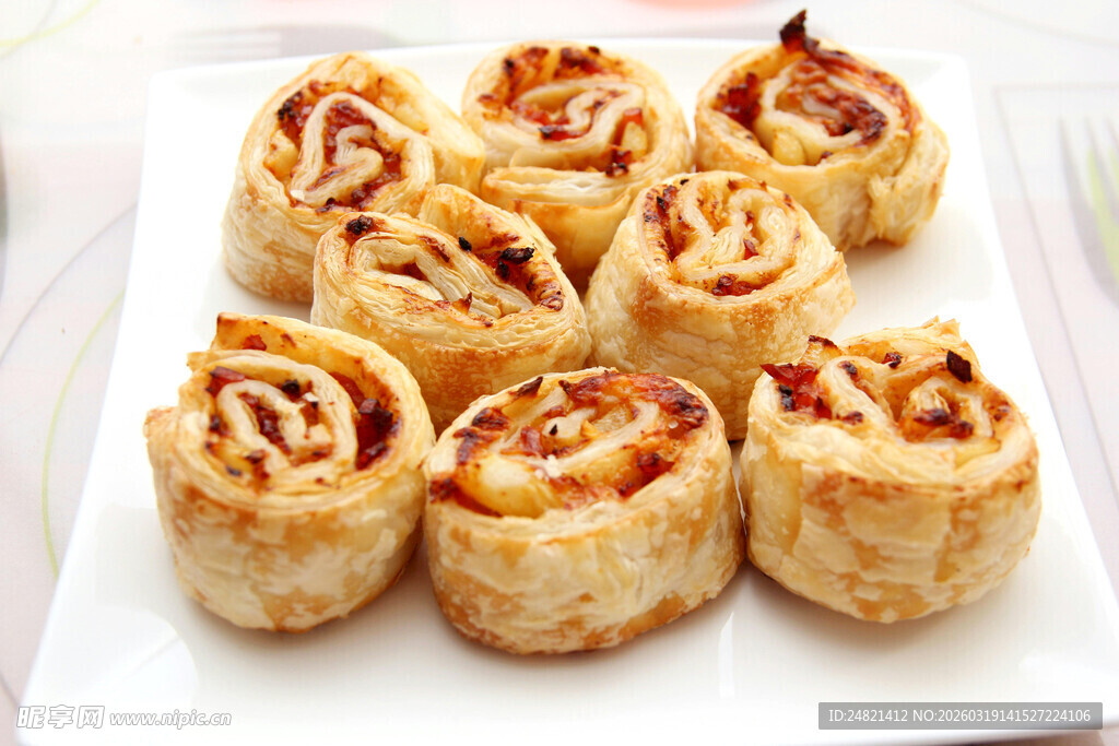 美味鸡肉卷整齐摆放在盘