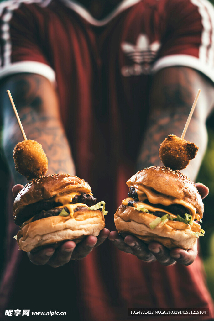 双手捧美味汉堡特写