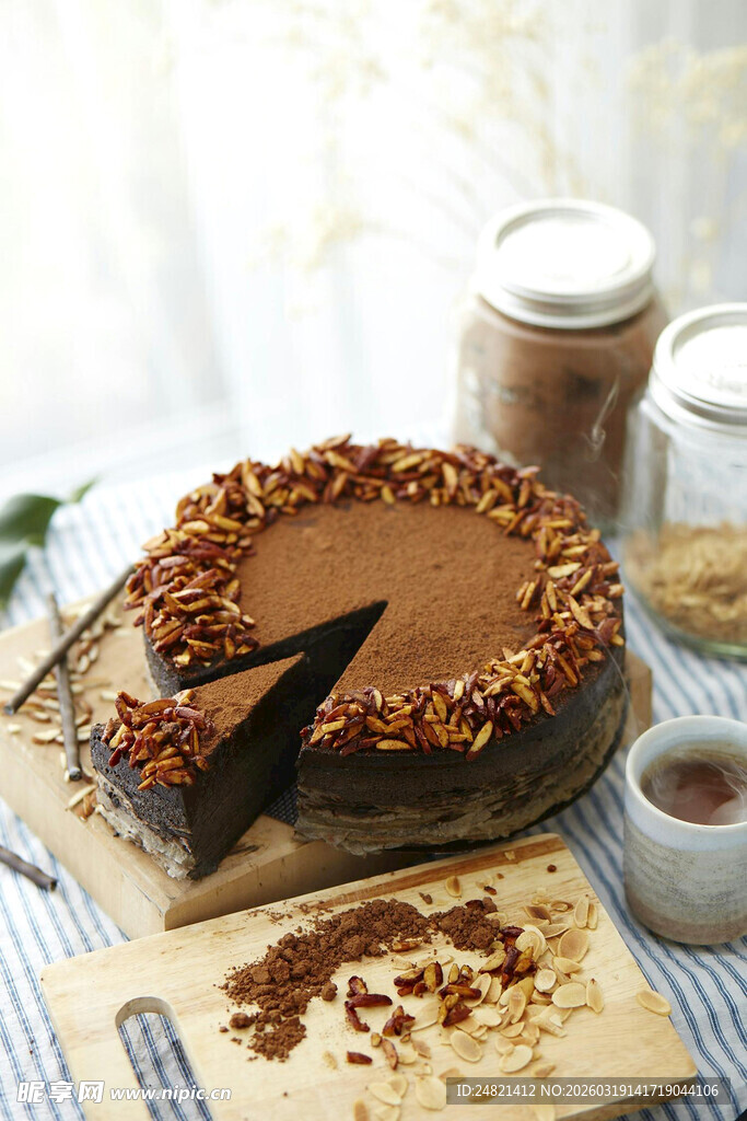 美味巧克力坚果蛋糕甜点