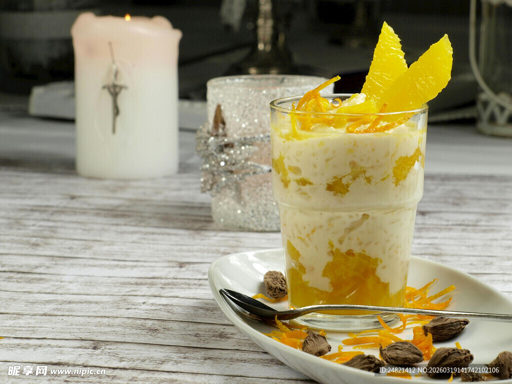 芒果酸奶杯配坚果与水果