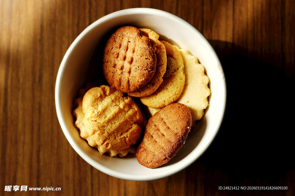 碗中美味饼干待品尝