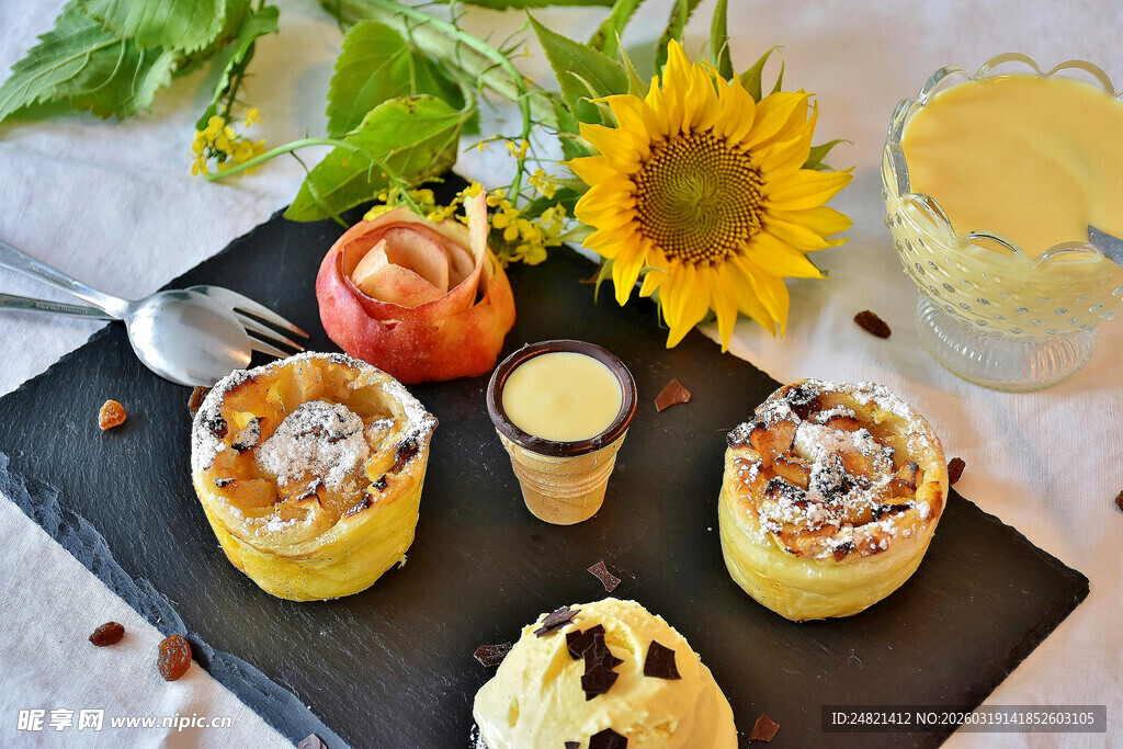 美味糕点与鲜果惬意组合