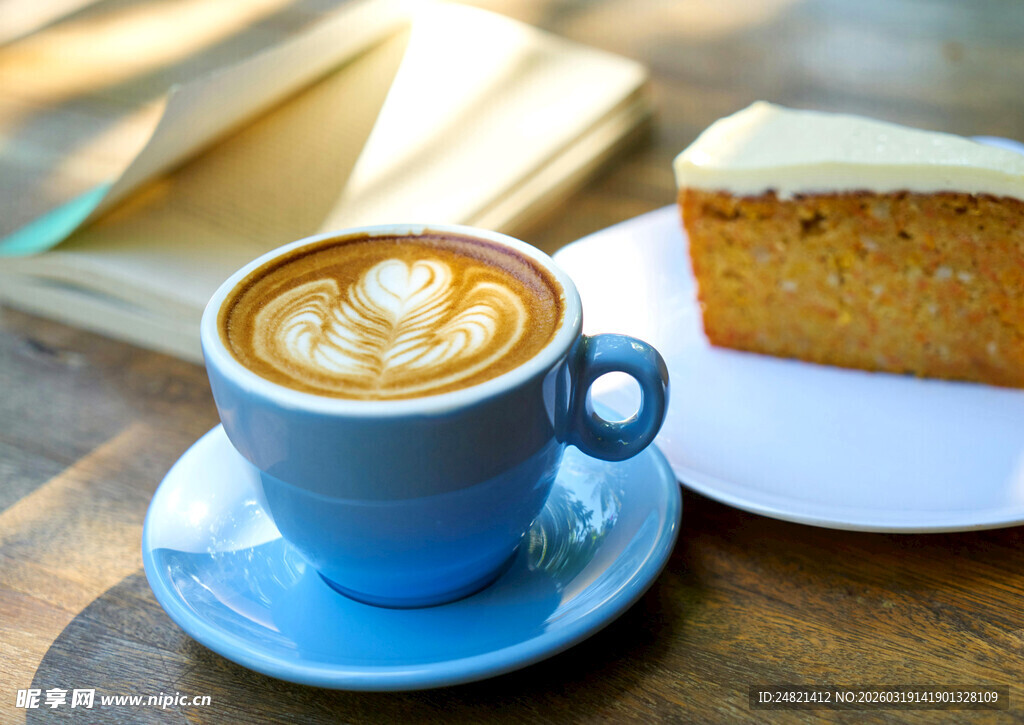 蓝杯拿铁配美味胡萝卜蛋糕