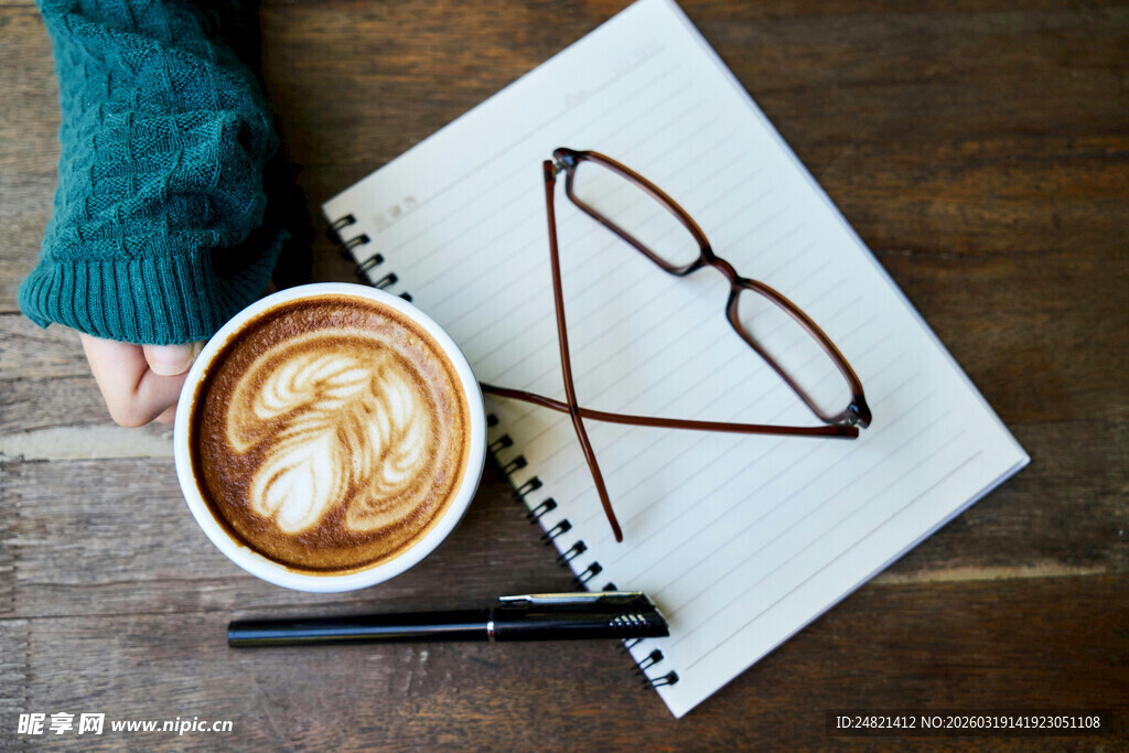 手捧咖啡的办公桌面场景