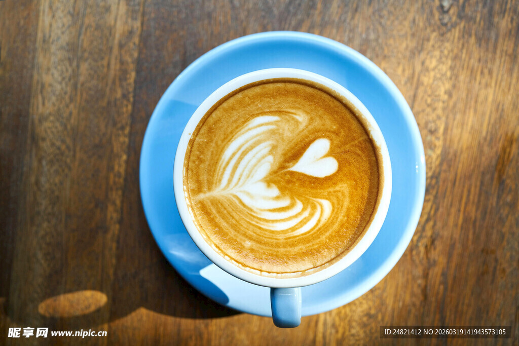 蓝色杯中的精美拉花咖啡