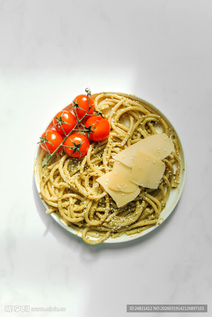 美味意面配番茄与奶酪